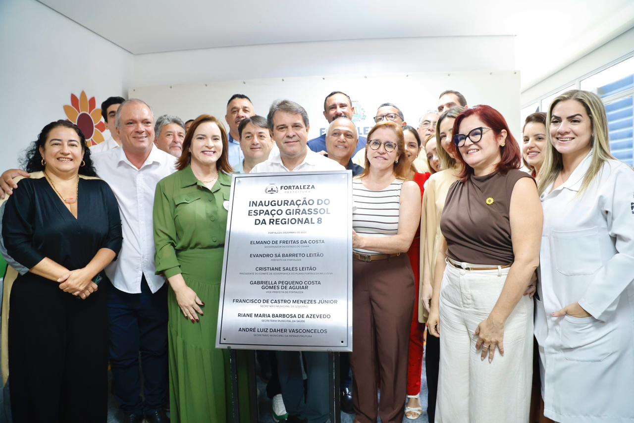 grupo de pessoas posa para a foto